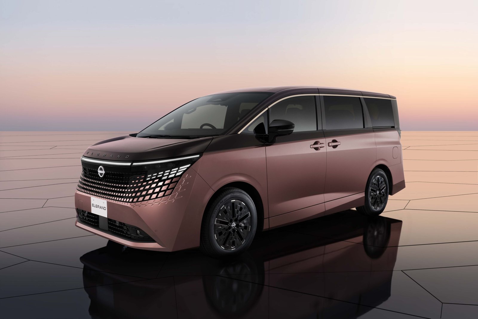 Nissan Elgrand 2026: el lujo japonés se electrifica